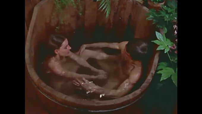 Vintage-Video Von Rothaariger Schönheit, Die Auf Einer Holzbadewanne Einen Handjob Gibt