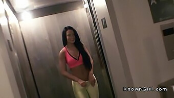 Hd-Video Av Ung Brunette Som Blir Knullet Bakfra På Et Hotell