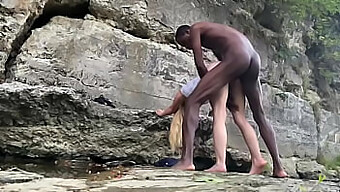 Duo Interracial S'Engage Dans Une Aventure Sexuelle En Plein Air