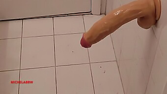 Amateur-Wichsen Mit Großem Schwanz Im Badezimmer