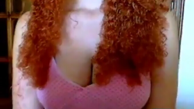 Amateur De Cabello Rizado Y Grandes Tetas En La Webcam