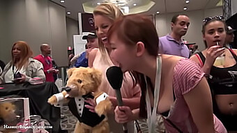 Gorący Pokaz Azjatyckiej Nastolatki Britney Amber I Teddylovebear Na Ae Expo