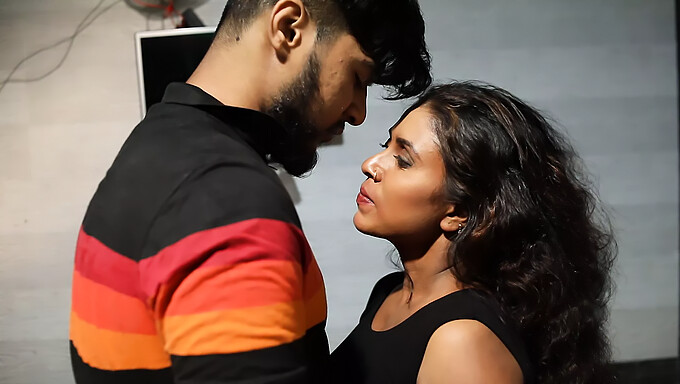 Desi Duo Hengiver Sig Til Hardcore Fingering Og Cumming