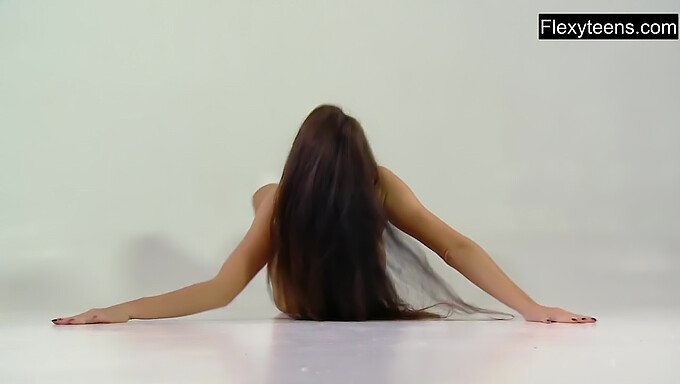 สาวรัสเซีย Flexi โชว์ทักษะยิมนาสติกในท่าต่างๆ