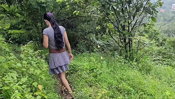 Sexo Duro En La Naturaleza: La Adolescente Desi Toma El Control