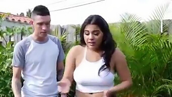 Pareja Joven Americana Se Involucra En Sexo Al Aire Libre Con Matices Amistosos