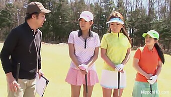 Wanita Asia Muda Menanggalkan Pakaian Dan Terlibat Dalam Aktiviti Seks Di Padang Golf