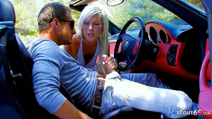 Joven Mujer Con Grandes Pechos Disfruta Del Sexo Duro Al Aire Libre En Un Coche. ¡no Te Pierdas Esta Escena Caliente!