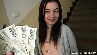 Mladá Dievčina Sa Zblázni So Svojou Perverznou Spolubývajúcou V Hd Videu