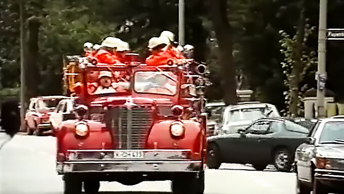 Artificii Vintage Din Facultate: Scenă Fierbinte În Cămin