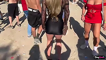 Blond Milf Nyder Offentlig Sex På En Fest