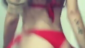 Hombre Mayor Con Tanga Roja Muestra Sus Movimientos De Baile. ¡qué Rico!