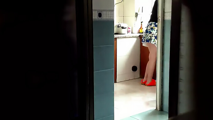 Incontro Bollente Nella Cucina Di Una Milf Cinese.La Scena Si Fa Bollente!