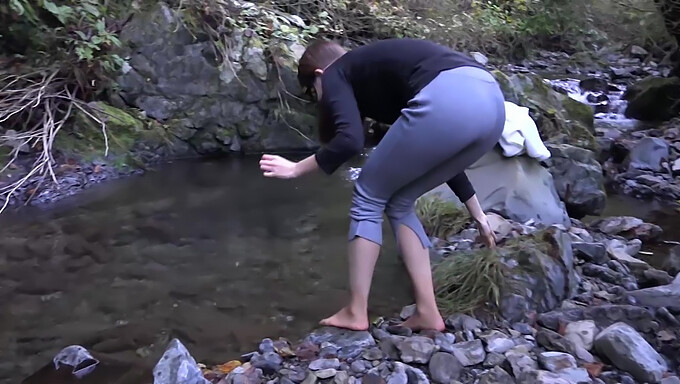 Une Étudiante Tremble Dans La Rivière Pendant Un Tournage Hivernal Froid