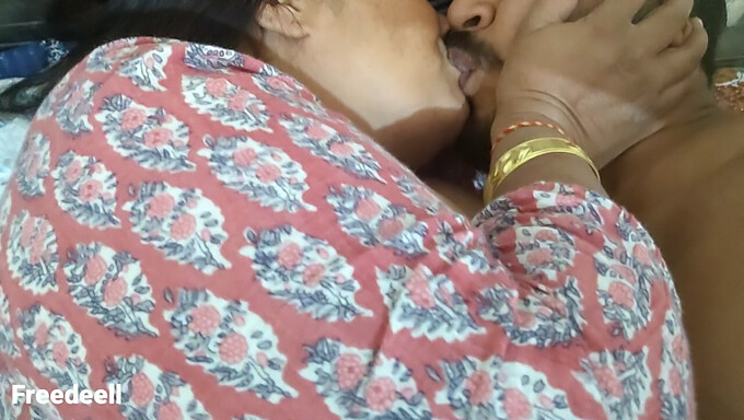 Bhabhi Asiática Madura Com Peitos Grandes Naturais Faz Sexo Com Adolescente