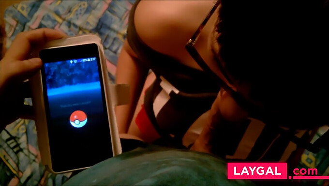 Amatör Gençlerin Pokemon Temalı Blowjob'U, Cumshot Bitişle Sona Eriyor