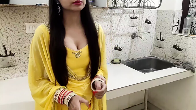 Femme Indienne Partage Son Mari Avec Une Autre Femme Dans Une Session De Sexe Brutal