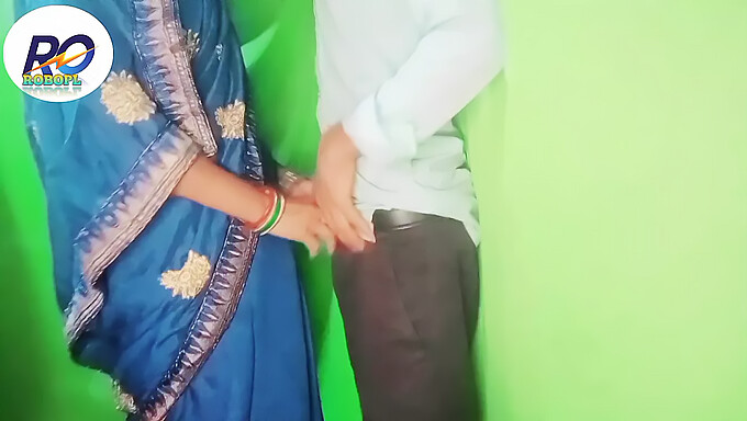 Un Couple Indien Chaud S'Engage Dans Un Sexe Brutal Avec Des Jouets