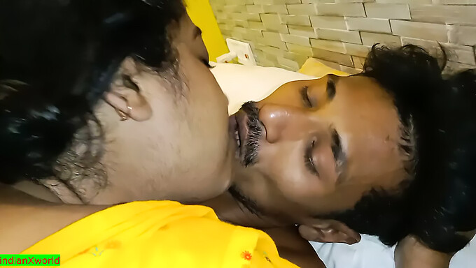 ভারতীয় গৃহবধূর যুবক প্রেমিকের সাথে আবেগপূর্ণ সম্পর্ক হিন্দি প্রাপ্তবয়স্ক চলচ্চিত্রে।