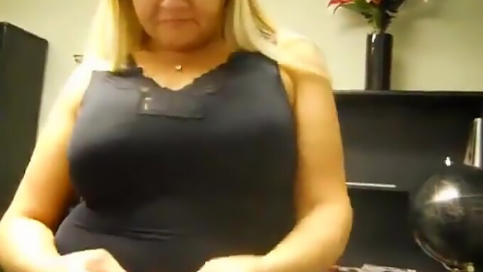 Blond Milf Z Naturalnymi Dużymi Cyckami Na Kamerce Internetowej