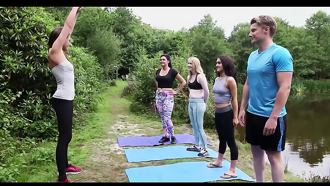 La Sesión De Yoga Cfnm Británica Lleva A La Erección Al Aire Libre Y De Pie