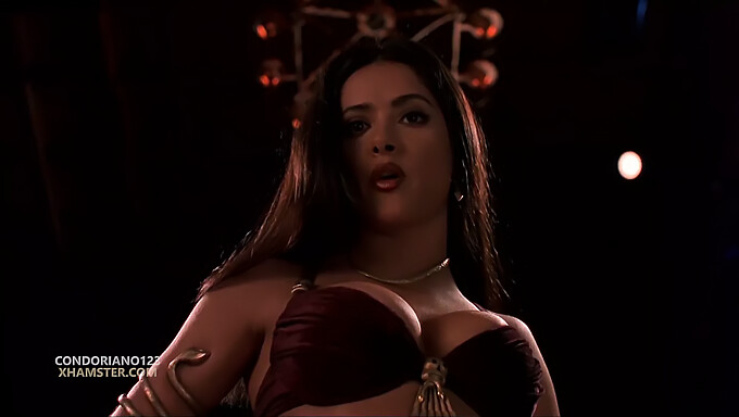 Momen Berpakaian Lingerie Salma Hayek Yang Memikat